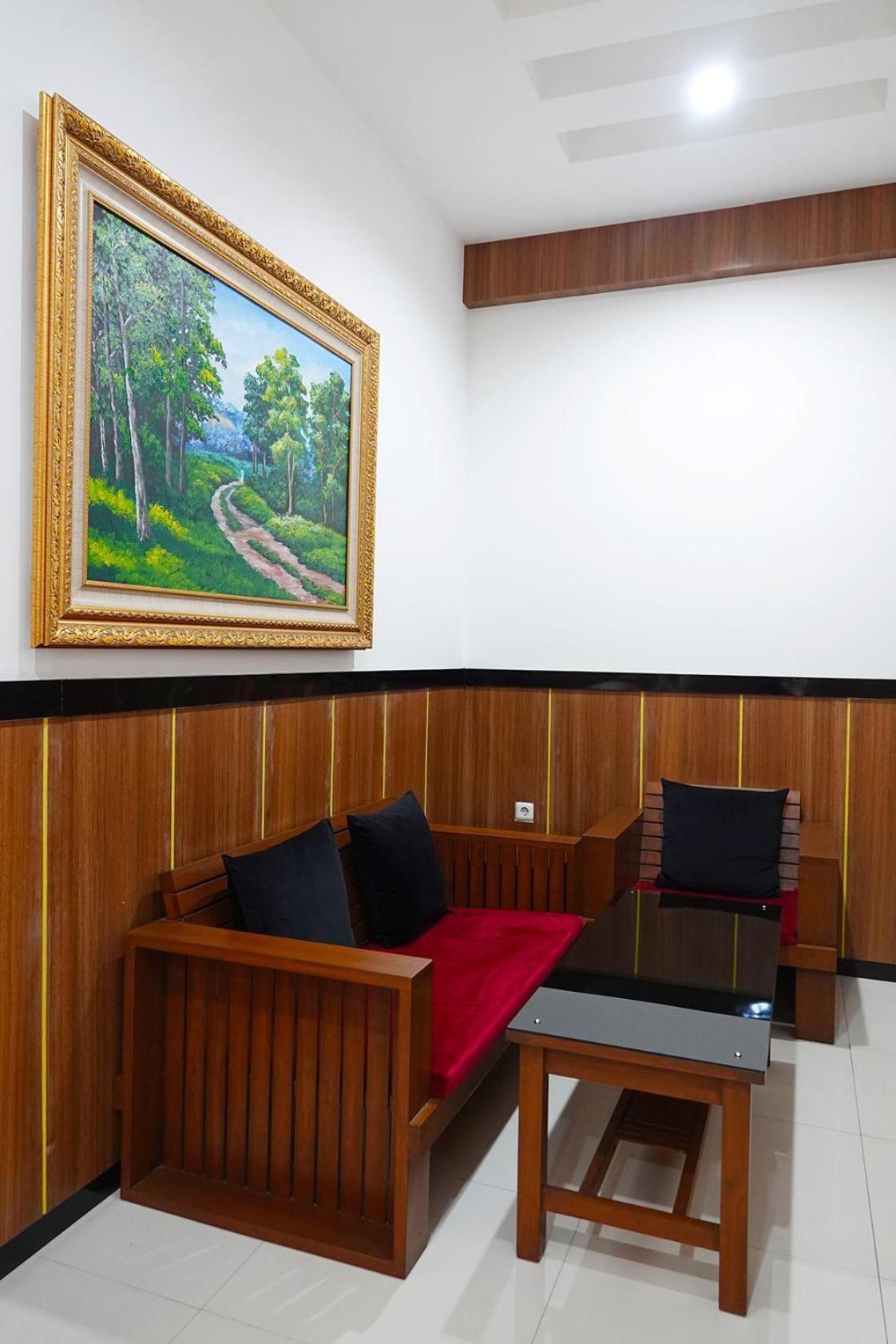 Baratha Hotel & Resto Бондовосо Экстерьер фото