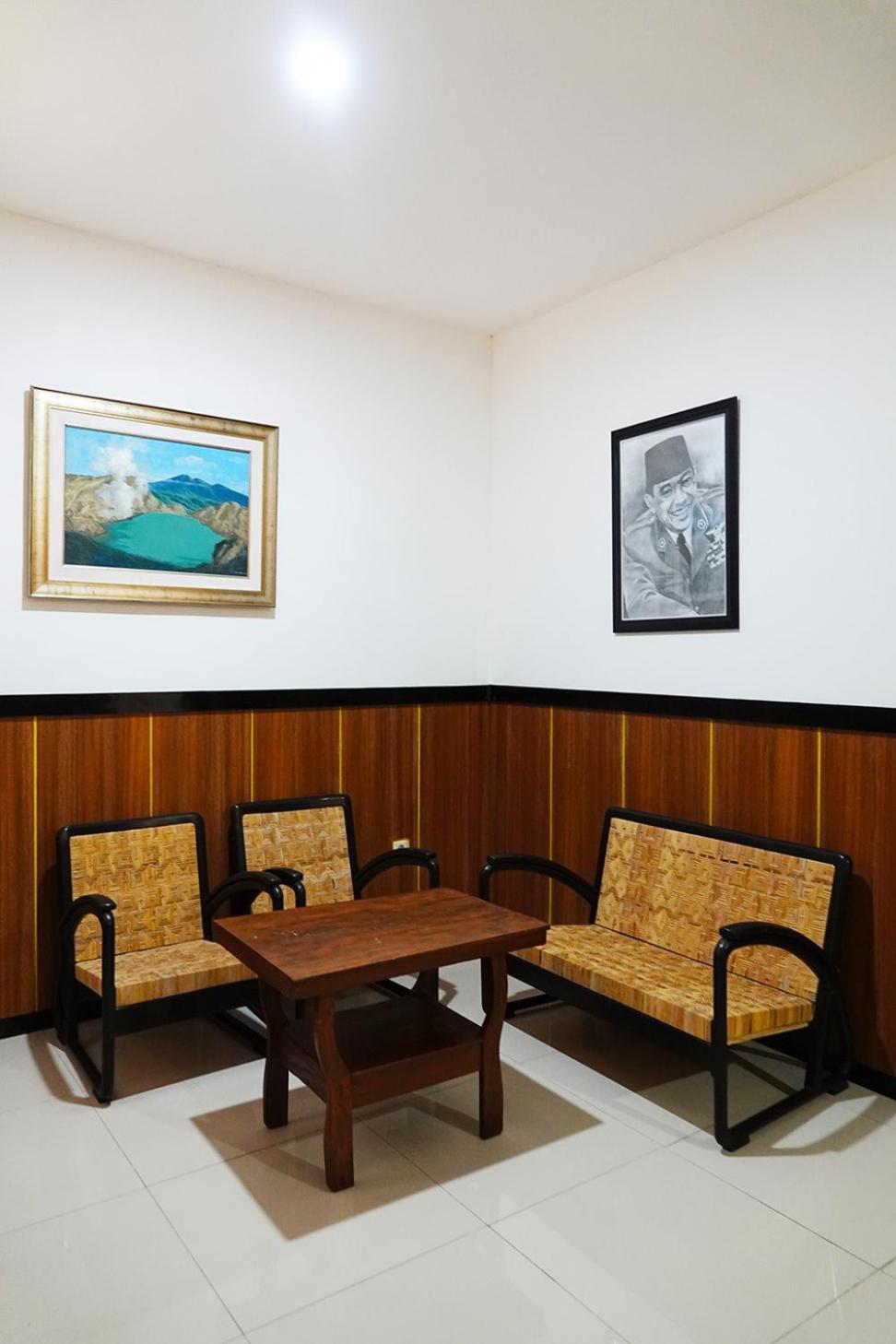 Baratha Hotel & Resto Бондовосо Экстерьер фото