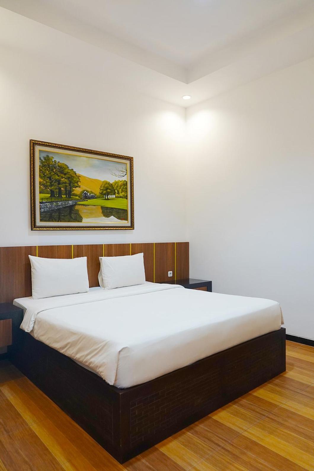 Baratha Hotel & Resto Бондовосо Экстерьер фото