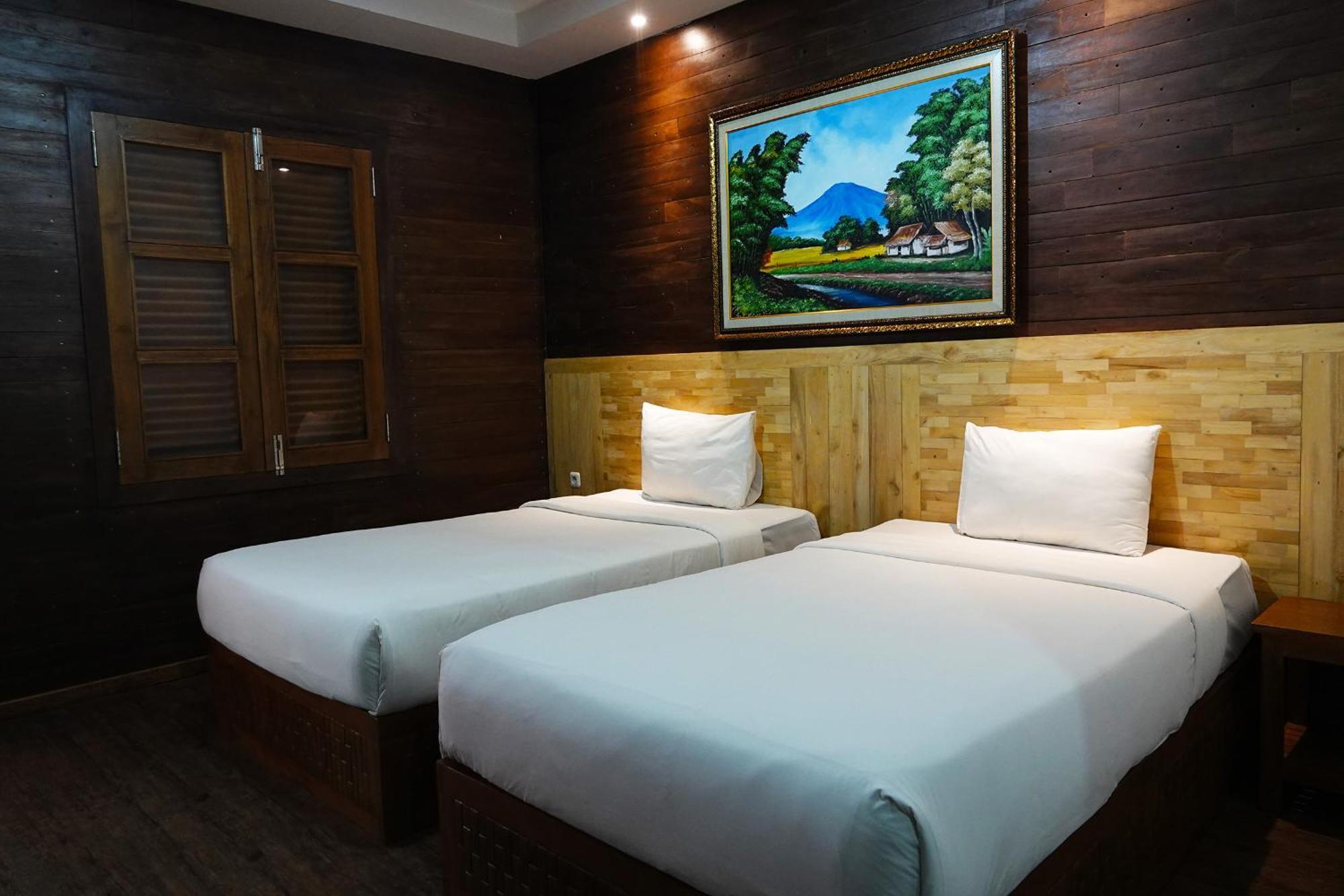 Baratha Hotel & Resto Бондовосо Экстерьер фото