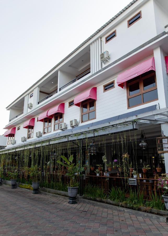 Baratha Hotel & Resto Бондовосо Экстерьер фото