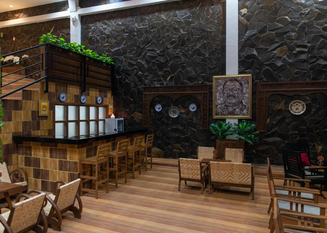 Baratha Hotel & Resto Бондовосо Экстерьер фото