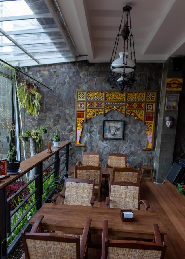 Baratha Hotel & Resto Бондовосо Экстерьер фото